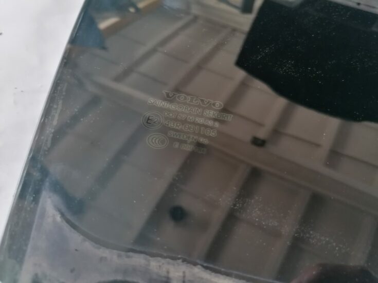 Aizmugurējo labo durvju stikls priekš VOLVO XC70 2007