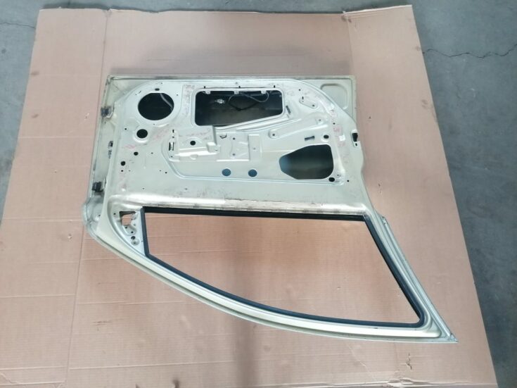 Priekšējās kreisās durvis priekš OPEL ASTRA H 2005