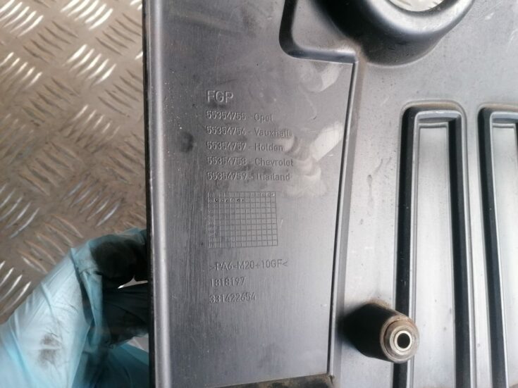 Dzinēja dekoratīvais vāks priekš OPEL ZAFIRA 2004