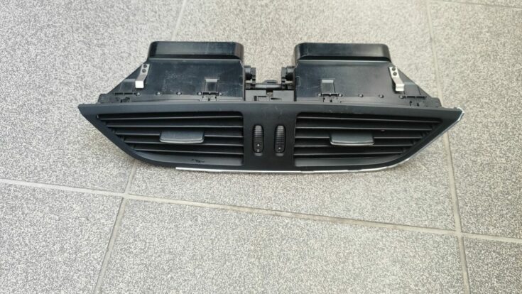 Mērinstrumentu paneļa gaisa vads, centrā priekš MERCEDES BENZ CLS 320 2005