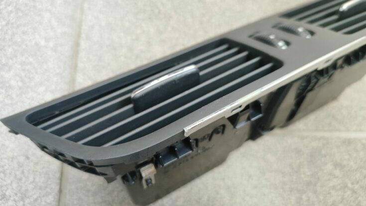 Mērinstrumentu paneļa gaisa vads, centrā priekš MERCEDES BENZ CLS 320 2005