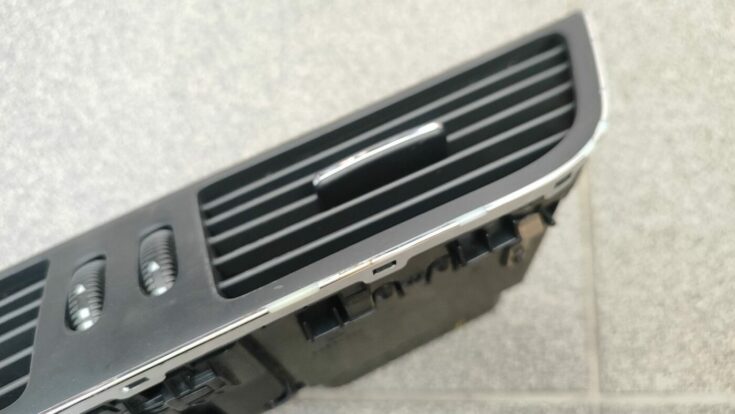 Mērinstrumentu paneļa gaisa vads, centrā priekš MERCEDES BENZ CLS 320 2005