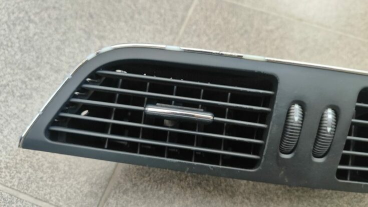 Mērinstrumentu paneļa gaisa vads, centrā priekš MERCEDES BENZ CLS 320 2005