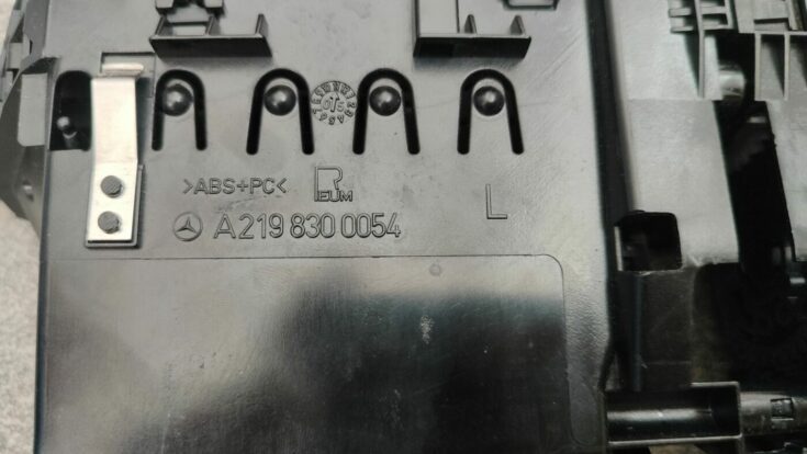 Mērinstrumentu paneļa gaisa vads, centrā priekš MERCEDES BENZ CLS 320 2005