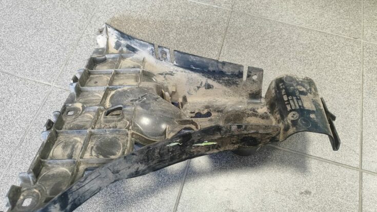 Aizmugurējā spārna un bufera stiprinājums priekš BMW 525 E60 2006 OLIVE