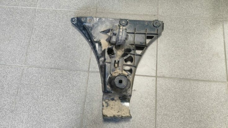 Aizmugurējā spārna un bufera stiprinājums priekš BMW 525 E60 2006 OLIVE