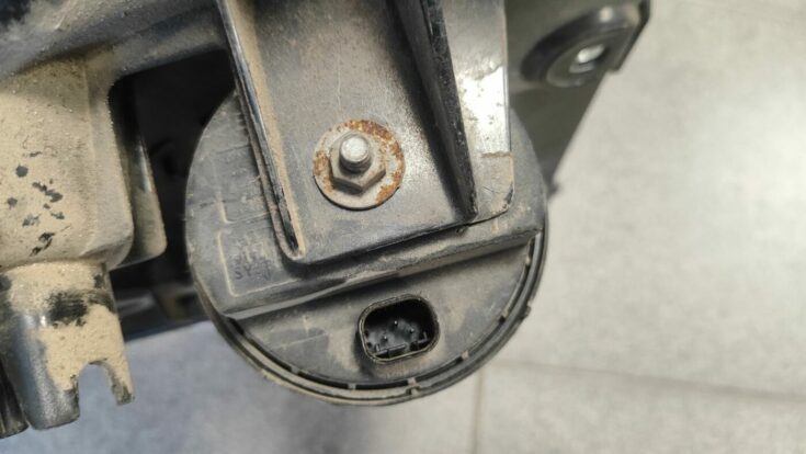 Aizmugurējā spārna un bufera stiprinājums priekš BMW 525 E60 2006 OLIVE