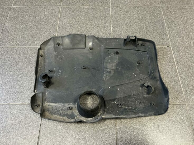 Dzinēja dekoratīvais vāks priekš RENAULT MEGANE 2004