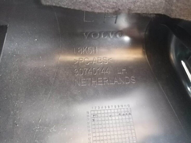 Bagāžnieka nodalījuma sānu apdare priekš VOLVO C30 2008 SILVER