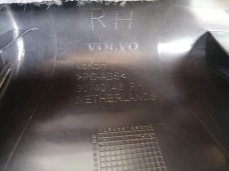 Bagāžnieka nodalījuma sānu apdare priekš VOLVO C30 2008 SILVER