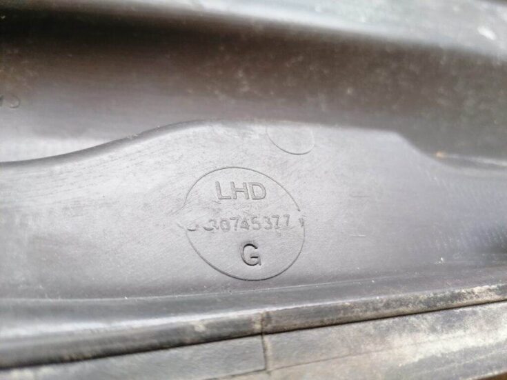 Vējstikla uzlikas (deflektora) režģis priekš VOLVO C30 2008 SILVER