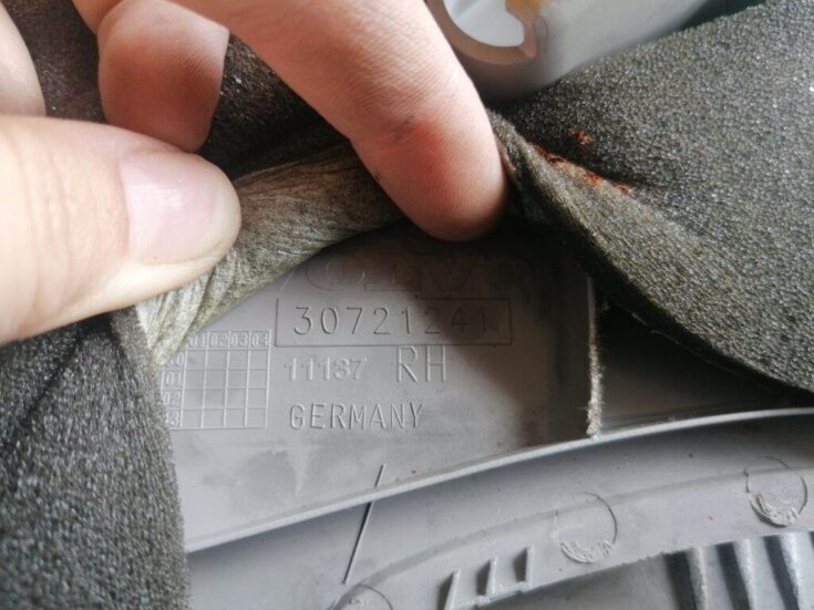 Aizmugurējas salona statnes apdare priekš VOLVO C30 2008 SILVER