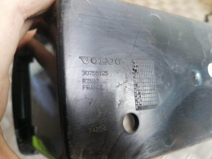 Centrālās konsoles nodalījums priekš VOLVO C30 2008 SILVER