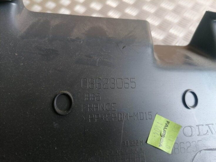 Mērinstrumentu paneļa apakšēja apdare priekš VOLVO C30 2008 SILVER