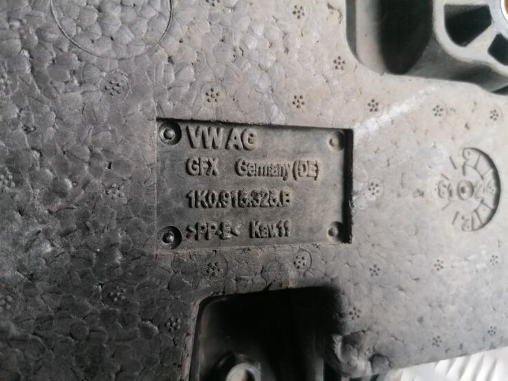Akumulatora pamatnes kronšteins priekš VW GOLF VARIANT 2012