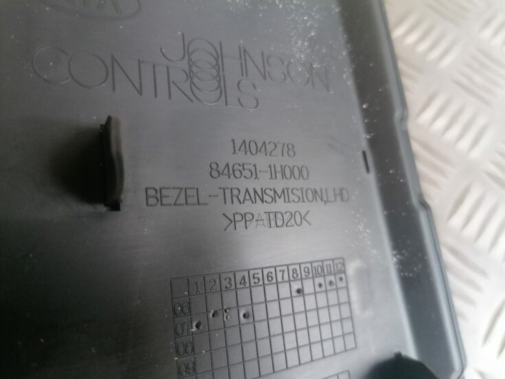Centrālās konsoles (apdares) vidēja daļa priekš KIA CEED 2007