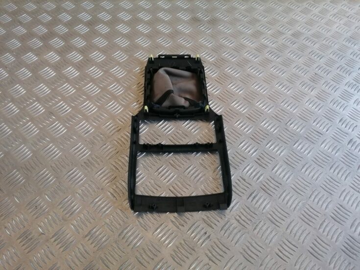 Dekoratīvs rāmis pārnesumu selektoram priekš SUBARU LEGACY 2009