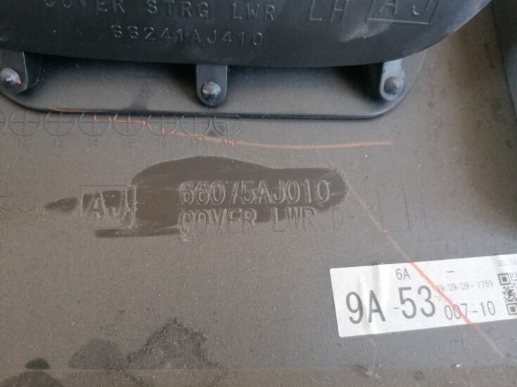Mērinstrumentu paneļa apdare (zem stūres) priekš SUBARU LEGACY 2009