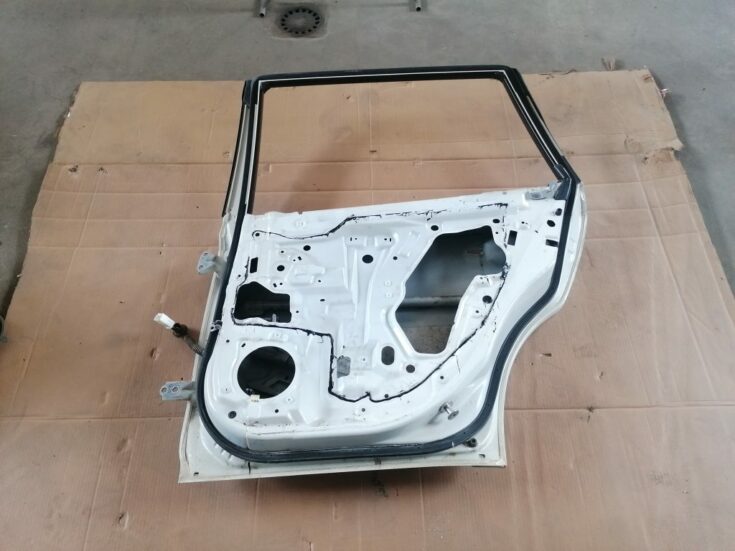 Aizmugurējās labās durvis priekš SUBARU LEGACY 2009