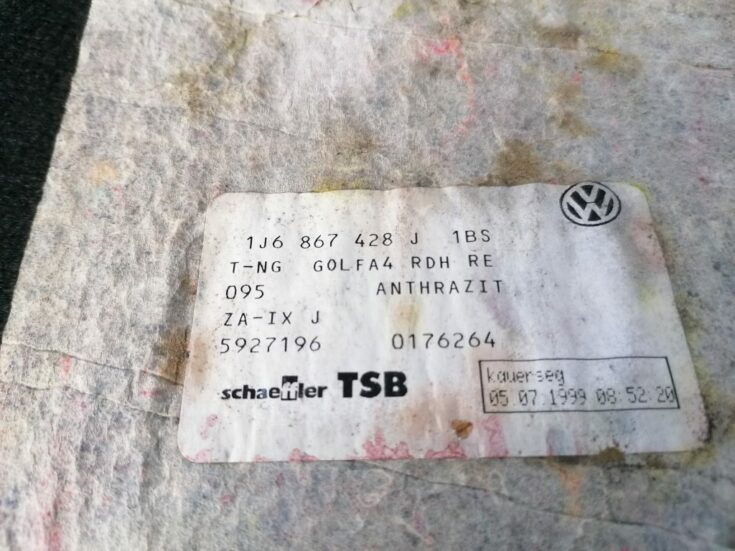 Bagāžnieka nodalījuma sānu apdare priekš VW GOLF IV 1999