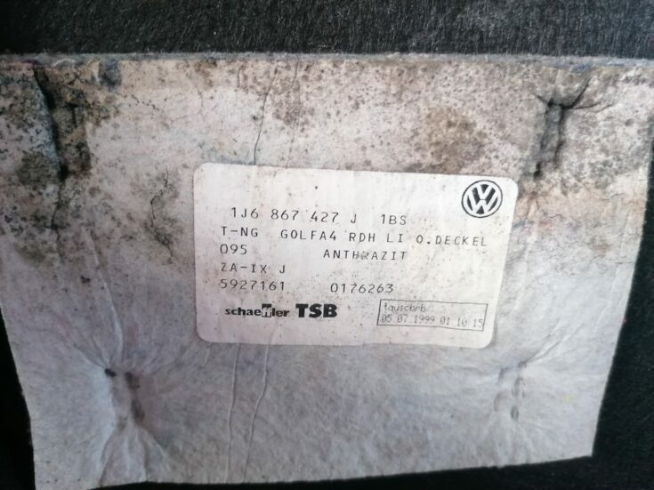 Bagāžnieka nodalījuma sānu apdare priekš VW GOLF IV 1999