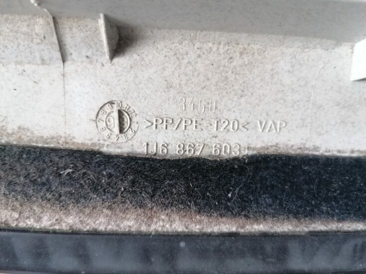 Bagāžnieka vāka apdare priekš VW GOLF IV 1999