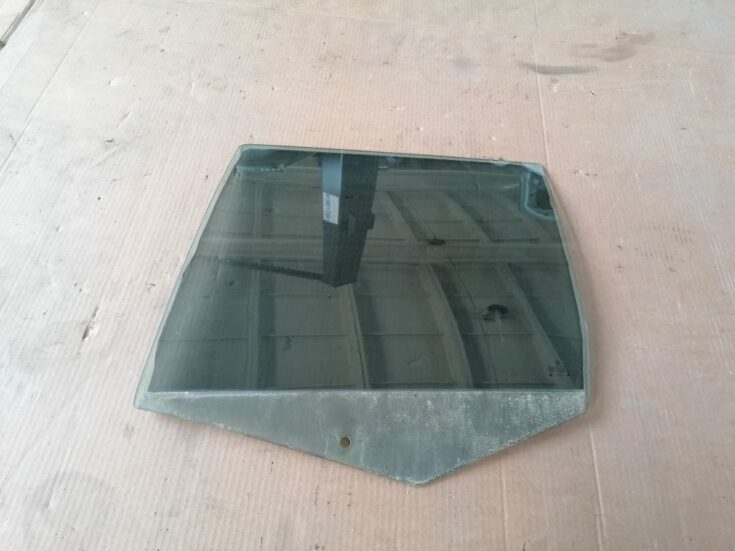 Aizmugurējo kreiso durvju stikls priekš VW GOLF IV 1999