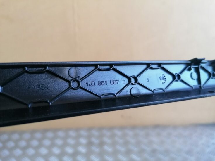 Priekšējā kreisā sēdekļa sliežu apdare priekš VW GOLF IV 1999