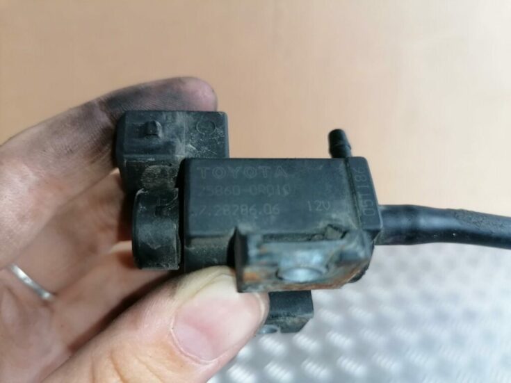 Izplūdes solenoīda vārsts priekš TOYOTA AVENSIS 2007