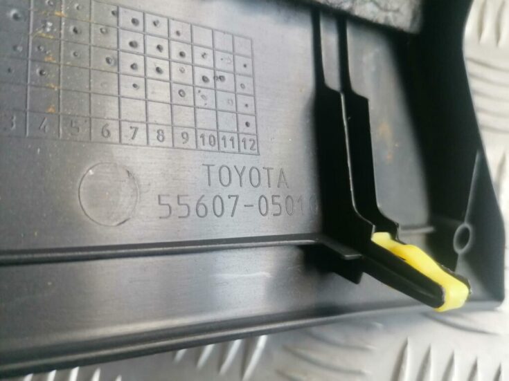 Mērinstrumentu paneļa apakšēja apdare priekš TOYOTA AVENSIS 2007