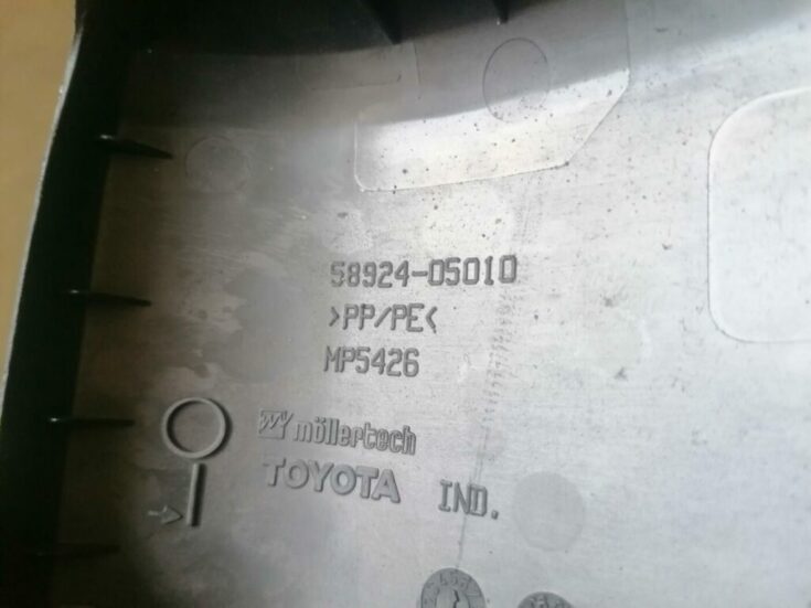 Salona plastmasa priekš TOYOTA AVENSIS 2007