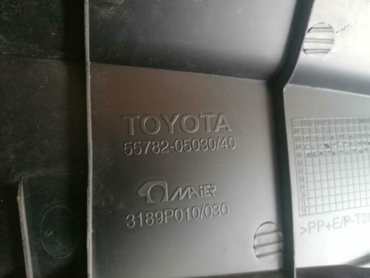 Vējstikla uzlikas (deflektora) režģis priekš TOYOTA AVENSIS 2007