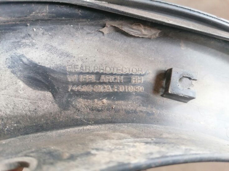 Aizmugurēja spārna uzlika (moldings) priekš HONDA CR-V 2006