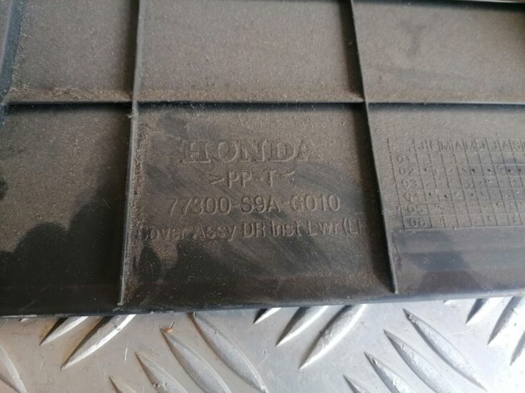 Mērinstrumentu paneļa apdare (zem stūres) priekš HONDA CR-V 2006