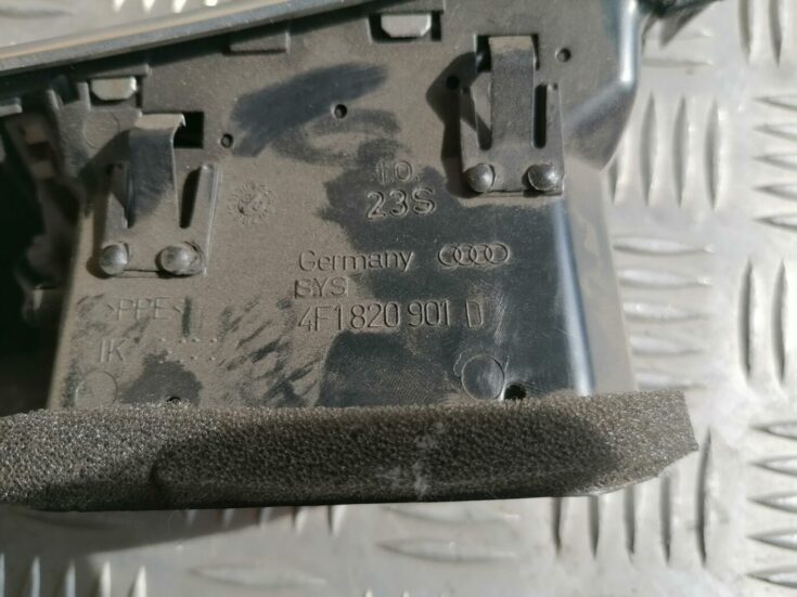 Mērinstrumentu paneļa gaisa vads, pa kreisi priekš AUDI A6 2008