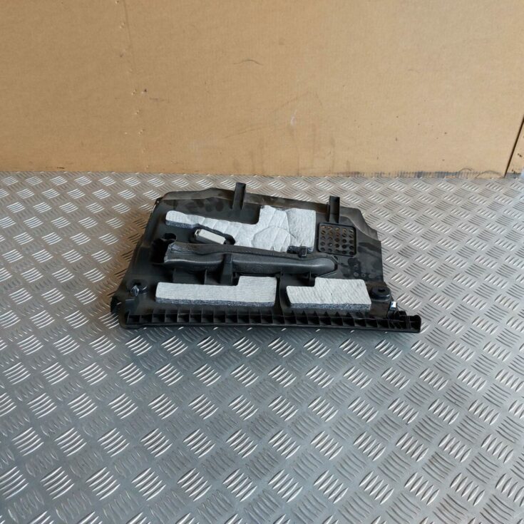 Mērinstrumentu paneļa apakšēja apdare priekš BMW 520D F11 2011 TOURING