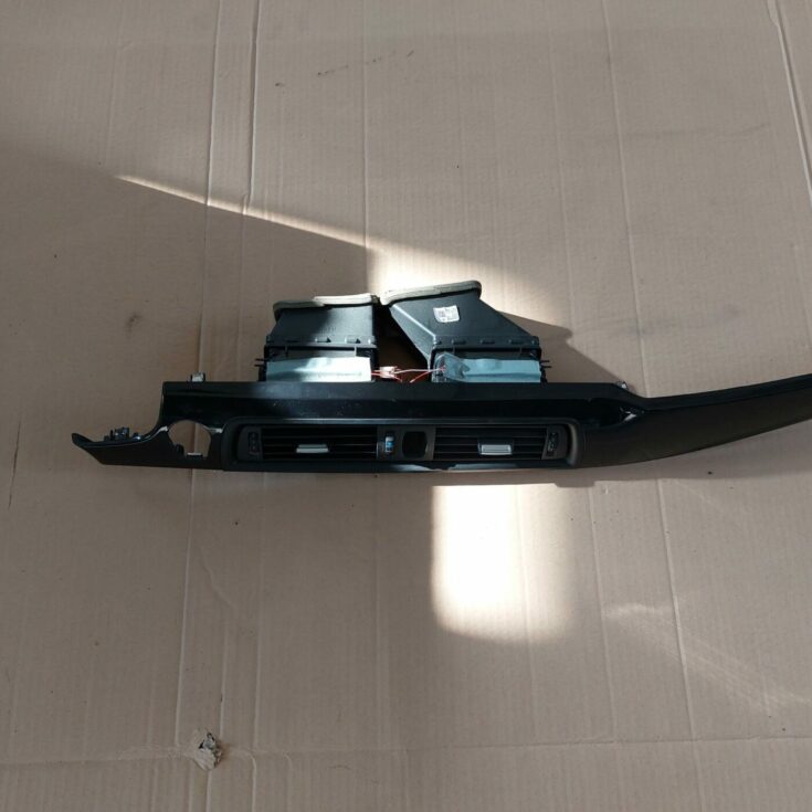Mērinstrumentu paneļa gaisa vads, centrā priekš BMW 520D F11 2011 TOURING