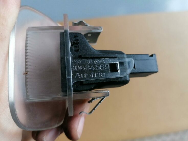Numura zīmes apgaismojums priekš VOLVO S80 2004