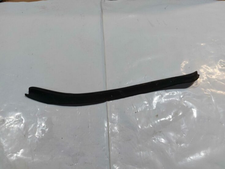 Aizmugurējo kreiso durvju moldings priekš VW JETTA 2008