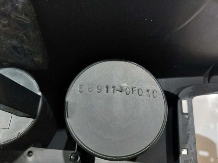 Centrālās konsoles (apdares) vidēja daļa priekš TOYOTA COROLLA VERSO 2006