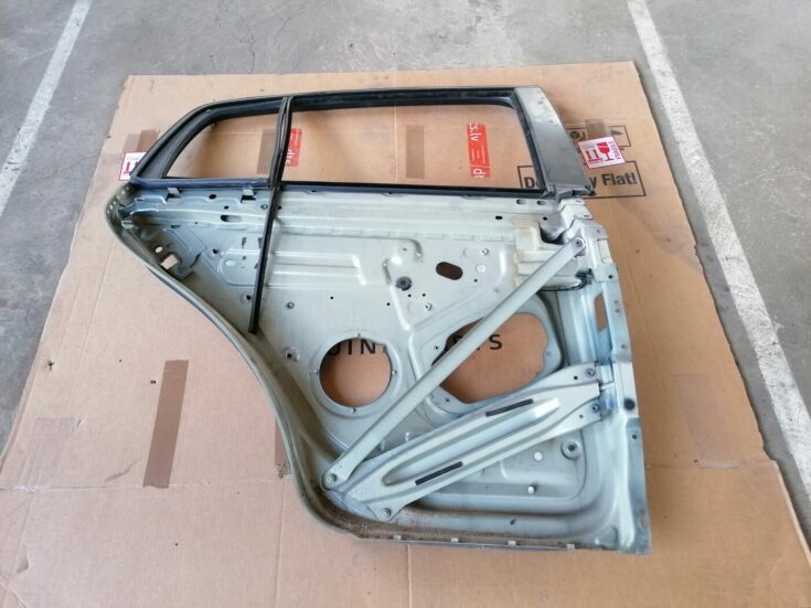 Aizmugurējās labās durvis priekš VW GOLF PLUS 2005-2013 5M0833312