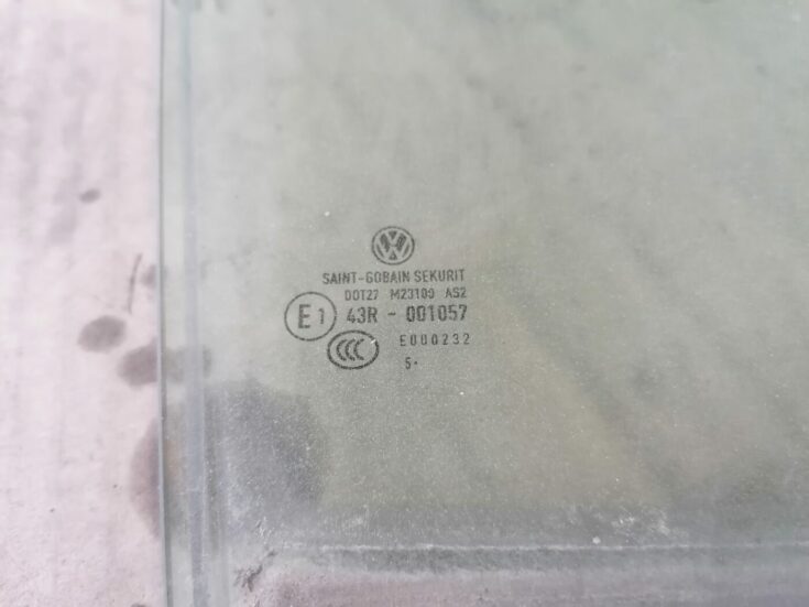 Aizmugurējo labo durvju stikls priekš VW
