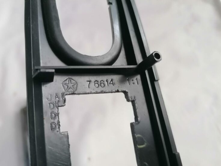 Mērinstrumentu paneļa dekoratīvā uzlika priekš CHRYSLER SEBRING 2006