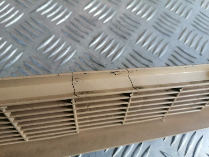 Bagāžnieka nodalījuma ventilācijas režģis priekš BMW 530D E39 2001 TOURING