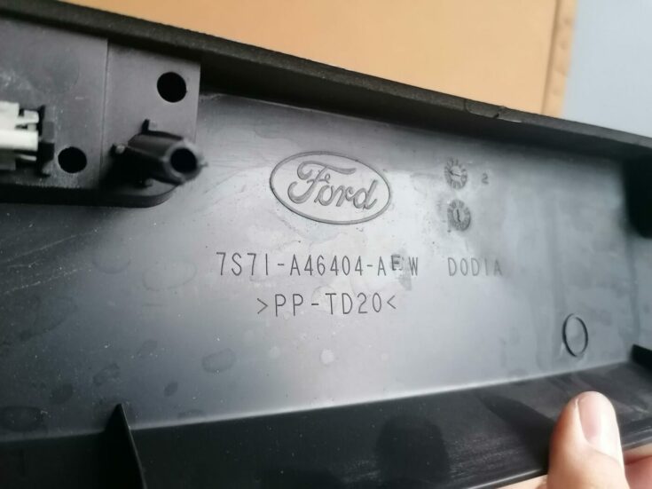 Bagāžnieka vāka apdare priekš FORD MONDEO 2007