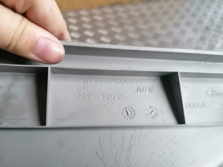 Aizmugurējas salona statnes apdare priekš FORD MONDEO 2007