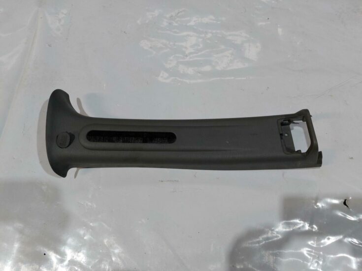 Aizmugurējas salona statnes apdare priekš CHRYSLER VOYAGER 2006