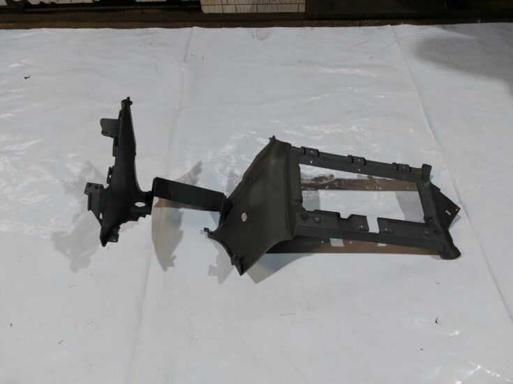 Mērinstrumentu paneļa apakšēja apdare priekš CHRYSLER VOYAGER 2006