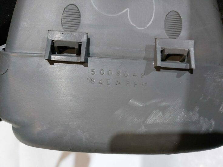 Mantu glabāšanas nodalījums centrā priekš CHRYSLER VOYAGER 2006