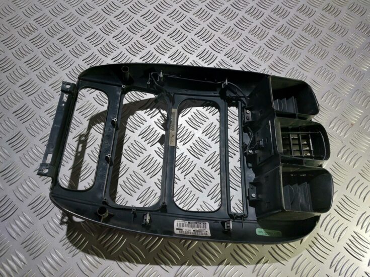 Mērinstrumentu paneļa dekoratīvais rāmis priekš CHRYSLER VOYAGER 2006